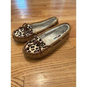 Minnetonka women’s Leopard Print Cally Slippers Size 8